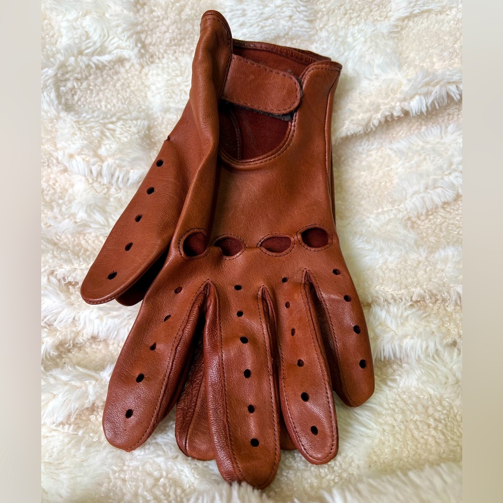 Vintage brown calf skin leather driving gloves. Men’s Medium or women’s Large.